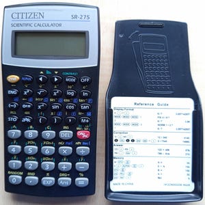 Puede incluir: Calculadora científica Citizen SR-275 negra y plateada. Cuenta con numerosos botones de función y una pantalla. Una guía de referencia es visible en la parte posterior.