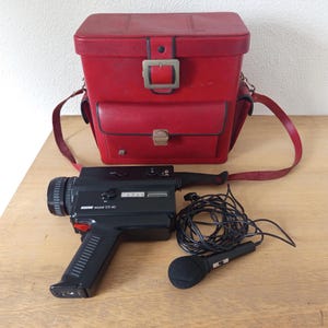 REVUE Sound CS 40 Vintage Super 8 Camera with Original Red Bag, Retro Analog Film Camera, Film Prop or Collector's Item
