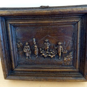 Placa antigua tallada en cera figuras de campesinos alemanas