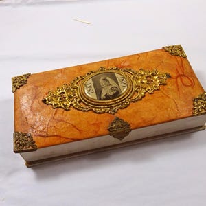 Queen Victoria Diamond Jubilee 1897 - Wooden Box of bone sewing tools (Ref ST832)