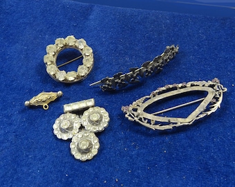 Collezione di set di clip vintage in metallo, spille, vetrini, ecc. - per ricambi e riparazioni (Rif ES113)