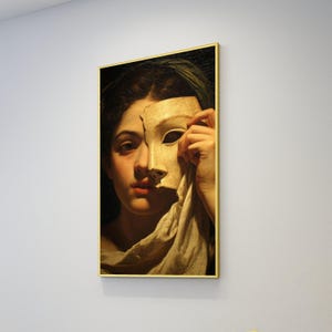 Peut inclure: Une œuvre d'art encadrée représente une femme tenant un masque fissuré, révélant son visage. La peinture présente un cadre doré et un fond sombre, avec les tons de peau de la femme et la couleur du masque contrastant avec le fond sombre. L'œuvre évoque des thèmes d'identité et de dualité.
