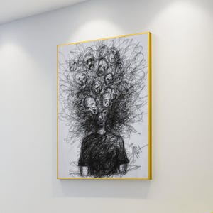 Könnte beinhalten: Ein gerahmtes Kunstwerk zeigt eine Person mit einem chaotischen Gekritzel von Gesichtern über ihrem Kopf. Die Schwarz-Weiß-Zeichnung hat einen goldenen Rahmen. Das Kunstwerk evoziert Themen der psychischen Gesundheit und inneren Unruhe.