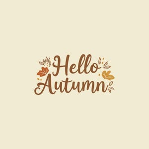 Könnte beinhalten: Auf cremefarbenem Hintergrund steht in brauner Schrift "Hello Autumn". Der Text ist mit braunen und orangefarbenen Blättern verziert, die ein herbstliches Thema evozieren. Das Design ist schlicht und elegant.