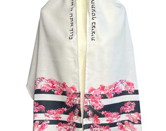 Può includere: Tallit bianco con strisce nere e design floreale rosa. Il tallit presenta testo ebraico lungo il bordo superiore e un motivo floreale decorativo nella parte inferiore. Il tallit è realizzato in un tessuto morbido e fluido.