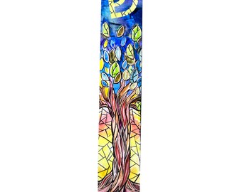 Può includere: Un astuccio per mezuzah rettangolare verticale con un design ad acquerello. La sezione superiore è blu con una lettera ebraica dorata. Il design centrale presenta un albero con foglie colorate e un tronco marrone. Lo sfondo è giallo e rosso.