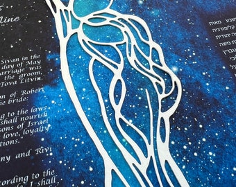 Può includere: Un ritaglio di carta bianca di un albero con rami che formano una figura umana su uno sfondo stellato blu e nero. Il testo "ידי לי" è visibile in ebraico sul lato destro dell'immagine.