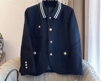 Vintageinspirerad svart tweedjacka: Stickad krage och guldknappar