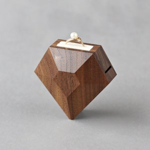 Unikat Ringbox Diamant Form Nussbaum Verlobungsring Box Ring Vitrine von Woodstorming Bild 2
