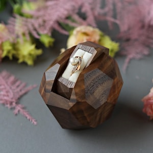 Caja para anillos de nogal negro hecha a mano: Exhibición escultural para propuestas de compromiso