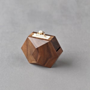 Scatola per anello di fidanzamento in legno - scatola per anello girevole unica - piccola scatola espositiva per anello di Woodstorming