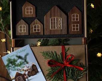 Regalo navideño único, decoración de pueblo navideño hecha a mano de madera, elegantes casas de madera en miniatura conjunto de 5, decoración del hogar hygge, decoración navideña