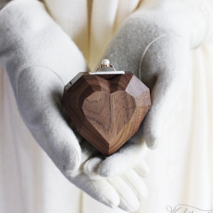 Caja de madera para anillos - Exhibidor de anillos en forma de corazón - Caja para anillos de compromiso - Exclusiva caja giratoria para anillos de Woodstorming