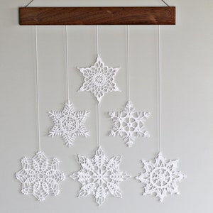 Kerst wand decor-gehaakte sneeuwvlokken mobiele-Kerstmis Wall Art-sneeuwvlokken en houten ornament voor Home decor afbeelding 5