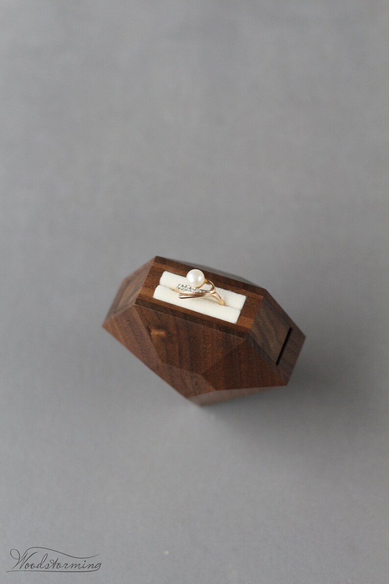 Caja de anillo única caja de anillo de compromiso de nogal en forma de diamante caja de exhibición de anillo de Woodstorming imagen 7