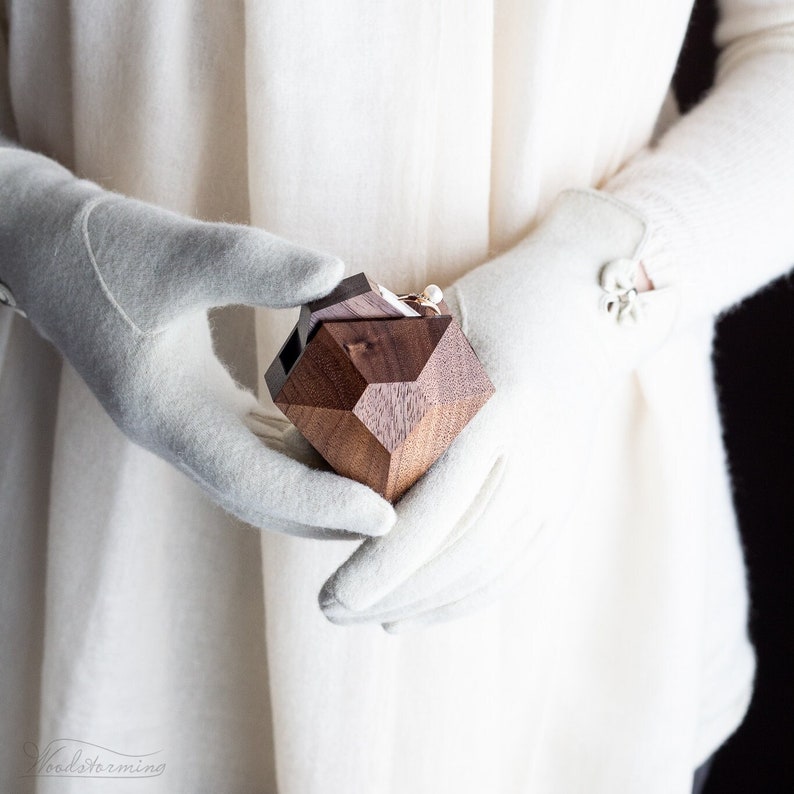 Caja de anillo única caja de anillo de compromiso de nogal en forma de diamante caja de exhibición de anillo de Woodstorming imagen 1