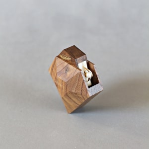 Unikat Ringbox Diamant Form Nussbaum Verlobungsring Box Ring Vitrine von Woodstorming Bild 3