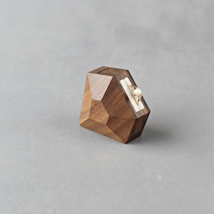 Unikat Ringbox Diamant Form Nussbaum Verlobungsring Box Ring Vitrine von Woodstorming Bild 5