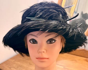 Sombrero vintage de plumas negras de los años 50 con base de terciopelo: plumaje escultural y sombrerera original