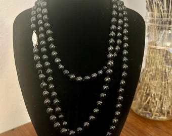 Vintage zwarte kralenketting met zilveren sluiting | Lange streng | Minimalistische sieraden uit het midden van de eeuw