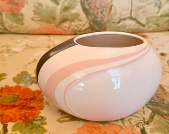ヴィンテージ東洋陶器花瓶 – ピンクと白のモダニストパステルデザイン – 1980年代の非対称装飾陶器