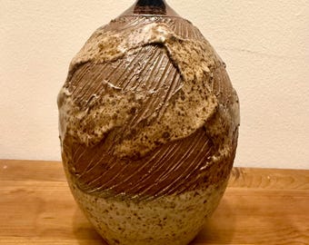 Vintage Studio Pottery Vas – Signerad A. Nguyen? – Texturerat stengods, brun och krämfärgad glasyr (ca 1970–1980-talet)