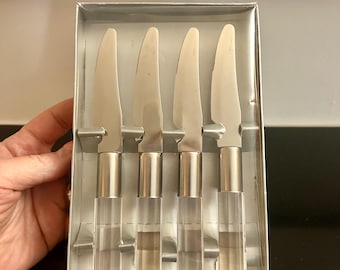 Juego de cuchillos de mesa para carne con mango de lucita vintage, de acero inoxidable, de mediados de siglo.