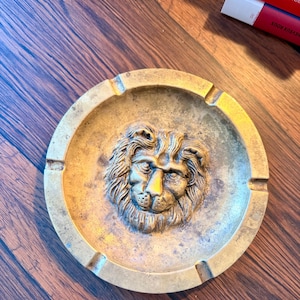 Vintage Brass Lion Head Ashtray – Mid-Century Decor