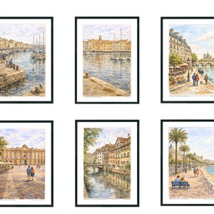 Könnte beinhalten: Ein Set aus sechs gerahmten Aquarelldrucken, die verschiedene europäische Stadtansichten zeigen, darunter Hafenszenen mit Booten, Uferpromenaden mit Menschen, historische Steingebäude und von Palmen gesäumte Küstenwege in schwarzen Rahmen.