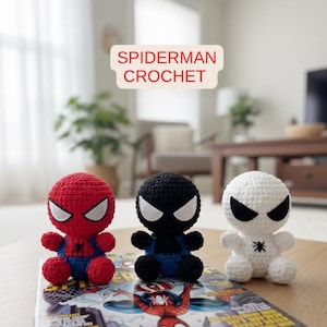 Peut inclure: Trois figurines Spider-Man au crochet, rouges, noires et blanches, chacune avec des yeux distinctifs. La figurine rouge a des détails bleus, tandis que les figurines noires et blanches ont des détails bleus. Les figurines sont exposées sur une bande dessinée.