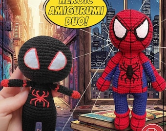 Może przedstawiać: Dwie szydełkowe lalki amigurumi superbohaterów. Jedna jest czarna z czerwonymi akcentami, druga czerwono-niebieska. Tekst "HEROIC AMIGURUMI DUO!" znajduje się w żółtym owalu. Lalki leżą na stosie komiksów.