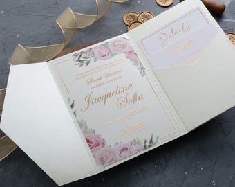 Akrylowe zaproszenie na 16. urodziny – różowe kwiaty ze złotą folią, kartka na quinceañera
