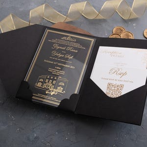 Peut inclure: Suite de faire-part de mariage noire avec des détails dorés. L'invitation présente les noms "Zaynab Rana" et "Yahya Safi" et la date "Mardi 21 septembre 2021". Comprend des cartes de détails RSVP et de réception. Ruban doré et cachets de cire.