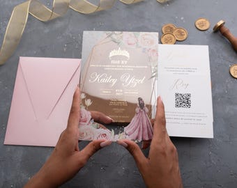 Akrylowe zaproszenie na Quinceanerę, wianek z róż w kolorze pudrowego różu, złota folia