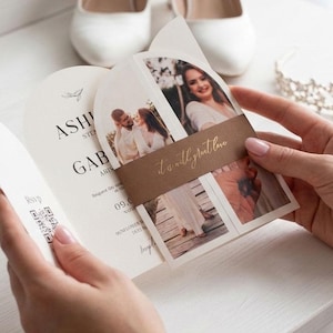 Puede incluir: Una invitación de boda con una foto de una pareja, sostenida por una persona. La invitación es blanca con una banda marrón que dice "It is with great love". Zapatos de tacón blancos y una tiara en el fondo.