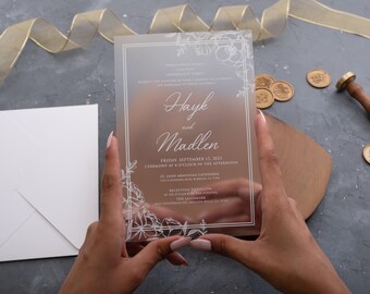 Invitación de boda acrílica con estampado floral y lámina blanca, tarjeta transparente mate.