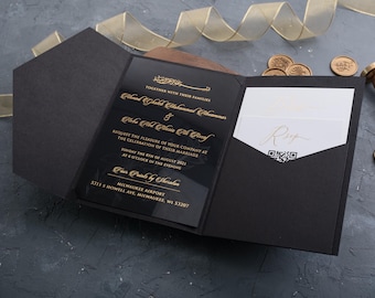 Könnte beinhalten: Schwarze Hochzeitseinladung mit goldenem Text. Die Einladung enthält die Namen des Paares, das Datum und den Ort der Zeremonie. Ein goldenes Band und Wachssiegel befinden sich im Hintergrund.