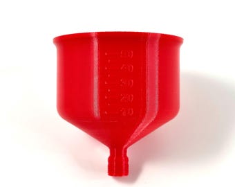 Puede incluir: Un embudo rojo brillante con una abertura ancha y una boquilla estrecha. Tiene marcas de medición de 10 a 50. El embudo está hecho de un material liso y está diseñado para verter líquidos.