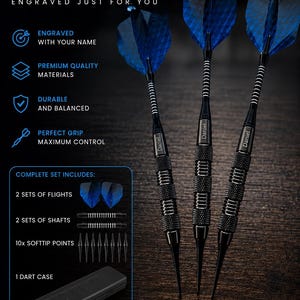 Op de afbeelding: Drie zwarte soft-tip darts met blauwe flights met patroon en getextureerde barrels gegraveerd met de naam Daniel. De set bevat twee sets flights, twee sets shafts, tien soft-tip punten en een zwarte rechthoekige dartkoffer.