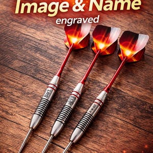 May include: Three metal darts with red flights and silver barrels featuring custom engravings. The barrels display the name Bart, a World's #1 graphic, and the date 24-08-2022. Text on the image reads: Darts with Image & Name engraved, Unique gift, Personalized, Professionale engraving.
