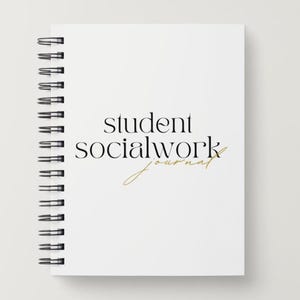 Peut inclure: Un cahier blanc à spirales avec l'inscription "student socialwork journal" en noir et or sur la couverture. Le cahier est vierge et semble neuf.