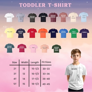Puede incluir: Una variedad de camisetas para ni&ntilde;os peque&ntilde;os en varios colores, incluyendo blanco, negro y azul. La imagen tambi&eacute;n muestra una tabla de tallas con medidas en pulgadas y tallas de ajuste para cada talla. El texto "TODDLER T-SHIRT" est&aacute; en la parte superior.