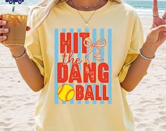 Camiseta "Hit The Dang Ball" de colores cómodos, camiseta retro para mamás de sóftbol, camiseta divertida para el día del partido, camiseta para entrenadores de equipos de sóftbol.