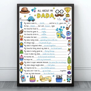 Pode incluir: Uma impressão colorida e emoldurada intitulada "All About My Dada". A impressão apresenta ilustrações desenhadas à mão e perguntas para preencher sobre um pai, incluindo seu nome, idade, coisas favoritas e qualidades. A moldura é preta.