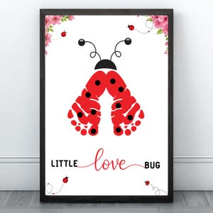 Op de afbeelding: Ingelijste kunstdruk met een rood lieveheersbeestje-ontwerp gemaakt van voetafdrukken, met zwarte stippen en antennes. De woorden "Little love bug" zijn geschreven in zwart en rood script. Roze bloemaccenten en lieveheersbeestjesillustraties maken het ontwerp compleet.