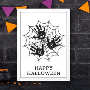 Pode incluir: Uma impressão emoldurada com tema de Halloween com um design de teia de aranha em preto e branco e aranhas de impressão manual. As palavras "HAPPY HALLOWEEN" são impressas em preto abaixo da teia. O fundo inclui uma parede de tijolos pretos e decorações de Halloween.