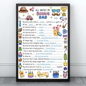 Op de afbeelding: Een ingelijste print getiteld "All About My Bonus Dad" met kleurrijke illustraties. De print bevat invulvragen over de favoriete dingen en kwaliteiten van een bonusvader, met een handgeschreven handtekening.