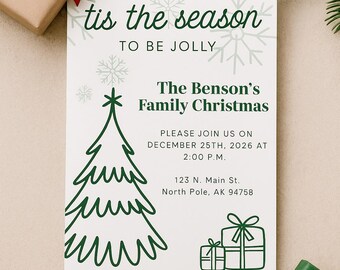 Könnte beinhalten: Weihnachtseinladung mit dem Text "tis the season to be jolly". Die Einladung gilt für das Familienweihnachten der Bensons am 25. Dezember 2026. Geschenke und Tannenzweige sind im Bild.