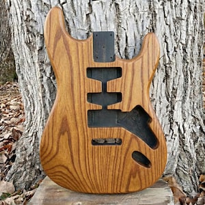 Cuerpo de guitarra Stratocaster de madera de fresno personalizado, cuerpo de guitarra eléctrica Stratocaster sin terminar imagen 1