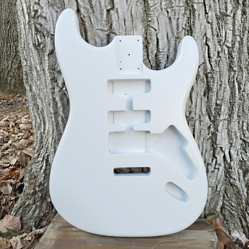 Puede incluir: Un juego de tres tazas de cer&aacute;mica con un esmalte moteado de color crema. Cada taza presenta un dise&ntilde;o pintado a mano diferente: una hoja azul y verde, una flor amarilla y una baya roja. Las tazas tienen una forma simple y redondeada.